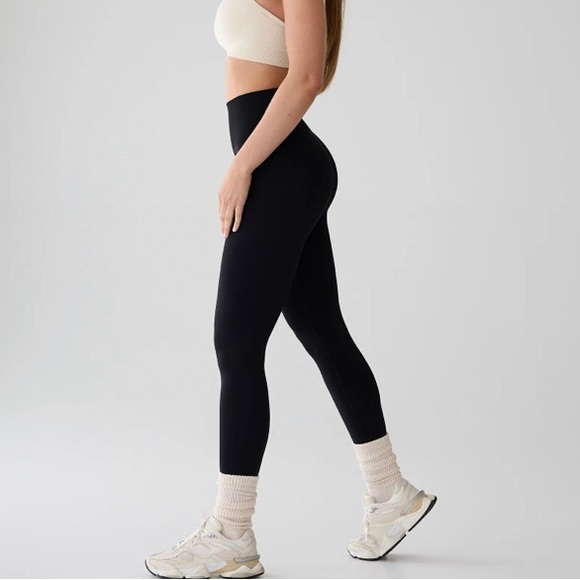 Sleek Black High-Rise Leggings - Picture 3 of 3